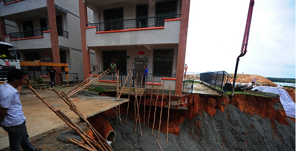 混凝土、民房?jī)A斜