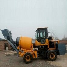 湖北恩施小型混凝土自上料攪拌運(yùn)輸車 混凝土攪拌運(yùn)輸車價格優(yōu)惠