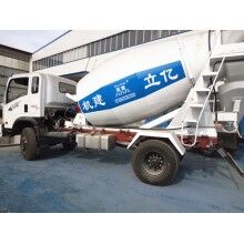專業(yè)生產(chǎn)小型混凝土罐車，億立實(shí)業(yè)2m3攪拌罐車