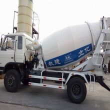 河南攪拌罐車生產(chǎn)廠家，億立實(shí)業(yè)4m3混凝土罐車專賣